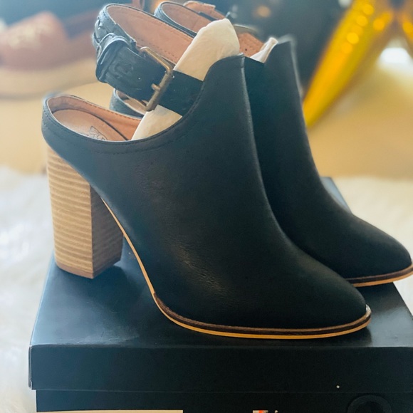 Beatiful boots in black color size 8 new in box. Beast fashion Brand - Picture 1 of 4